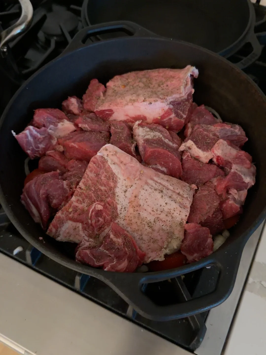 Мясной слой в Dutch oven.