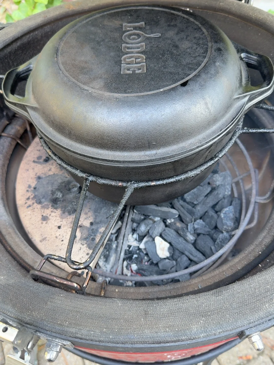 Закрытый Dutch oven на непрямом жаре в kamado.
