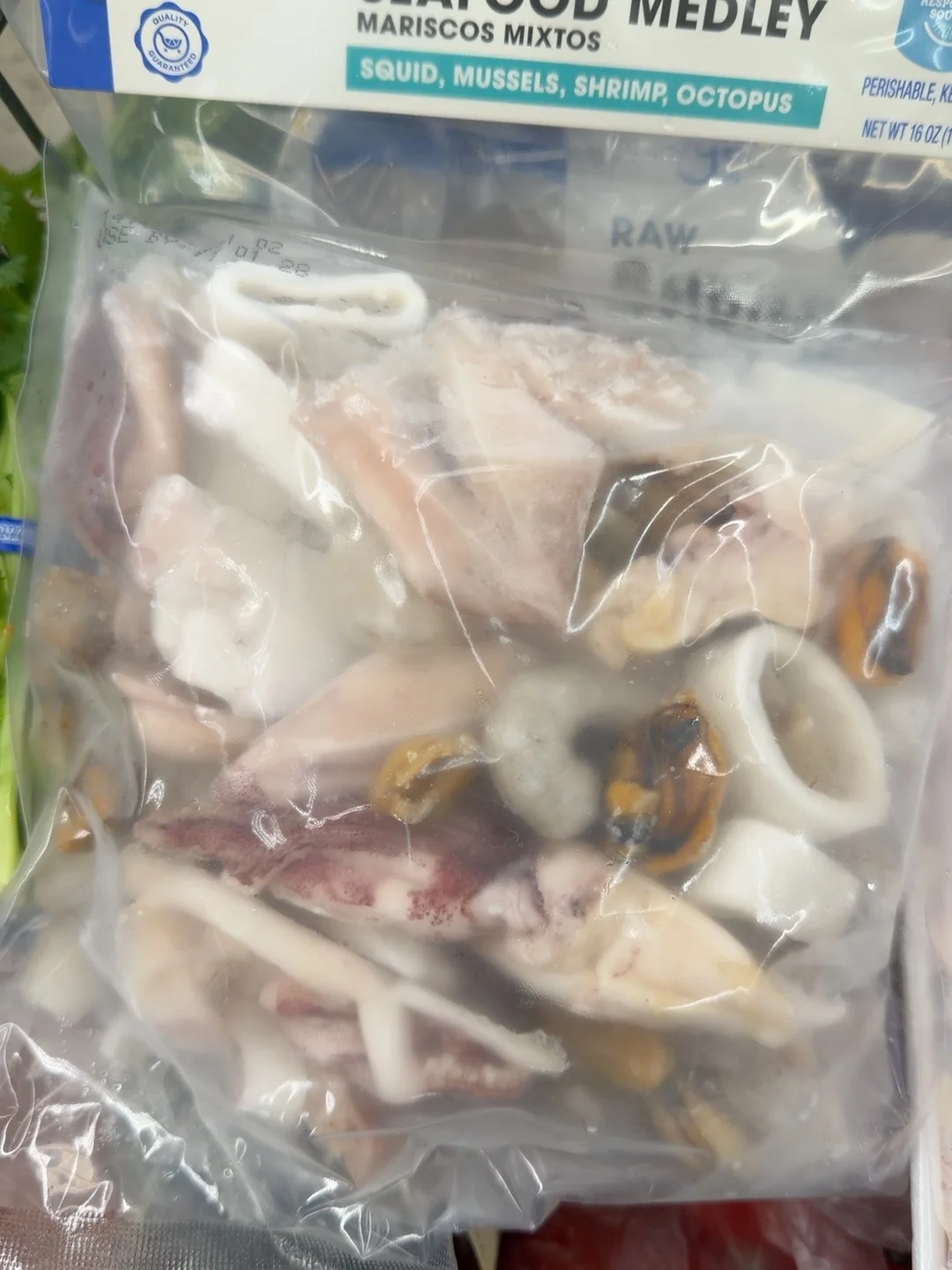 Смесь морепродуктов для чаудера: кальмар, мидии, креветки и осьминог.