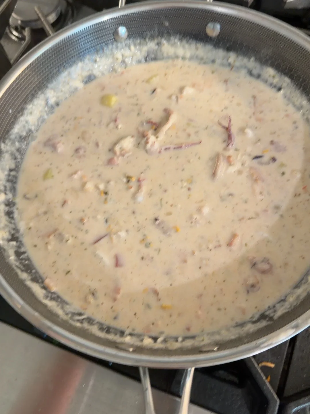 Готовый сливочный seafood chowder.