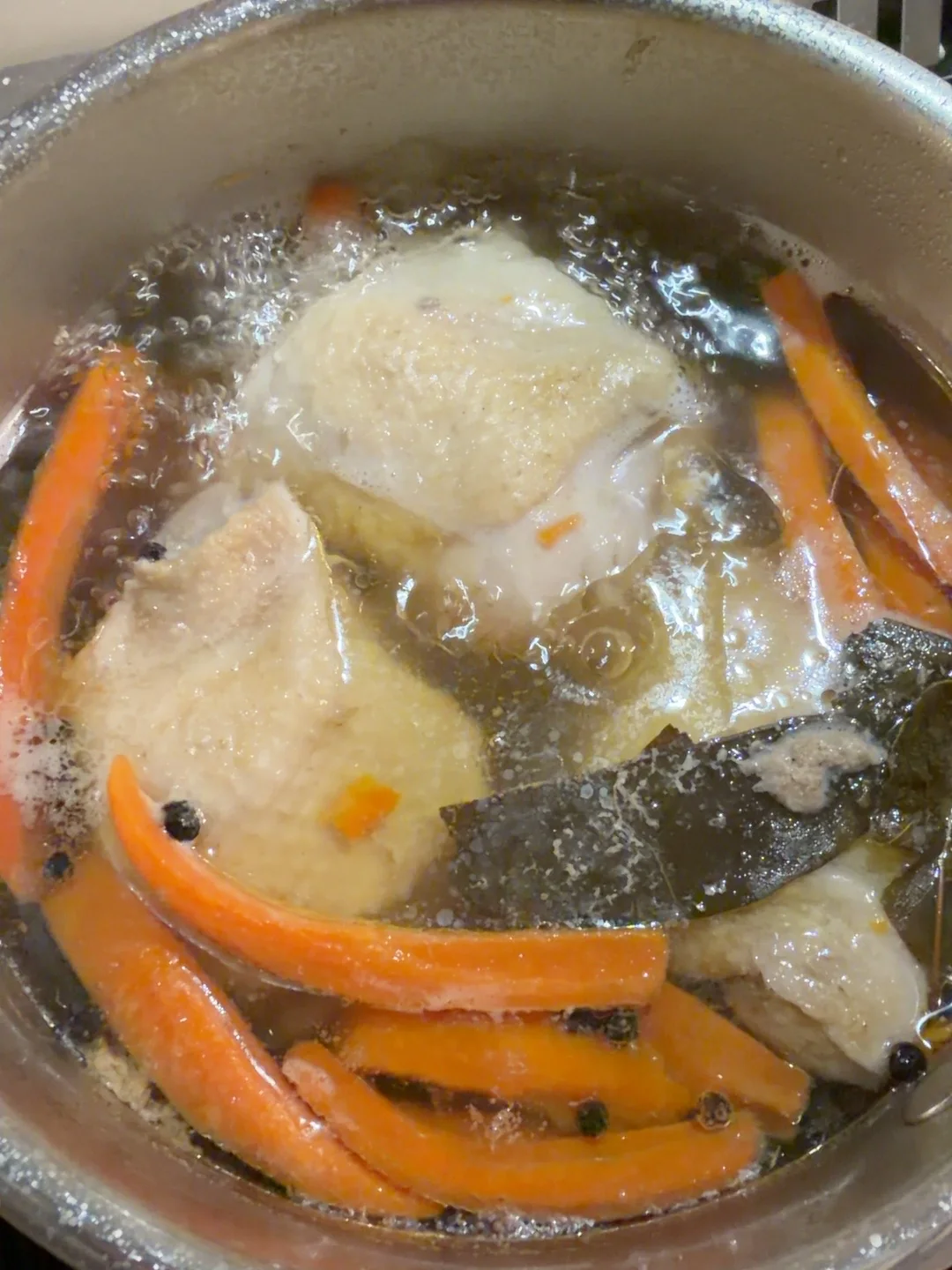 Бульон варится с курицей, морковью, лавровым листом и перцем.